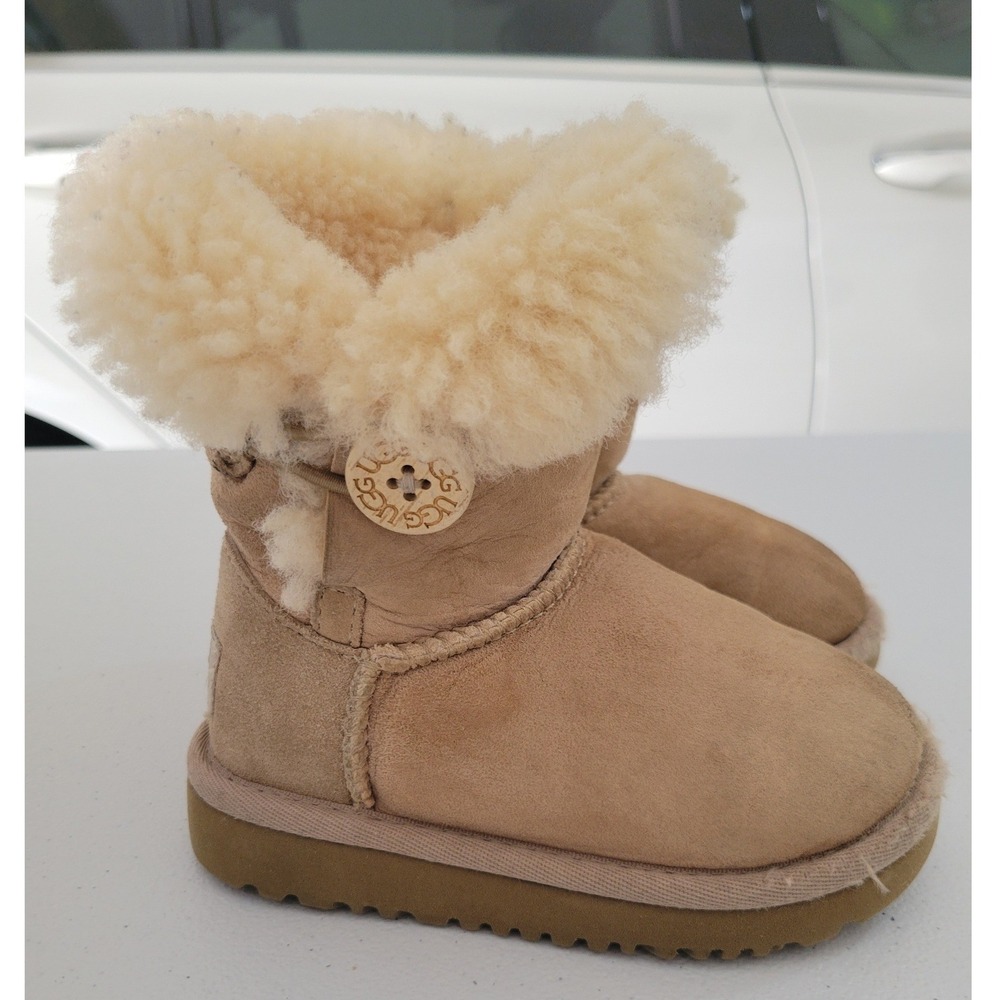 UGG Australia Bailey Button 5991T Kids 7 Chestnut Sheepskin Boots